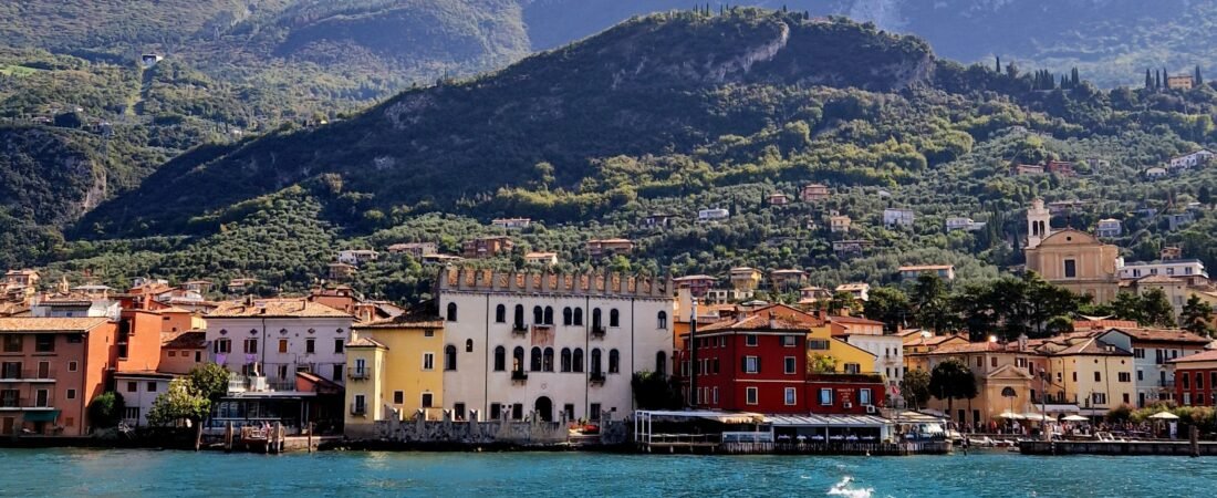 Cosa vedere a Malcesine in un giorno 🏰🌊 | Spiagge, musei, ristoranti e traghetto per Limone