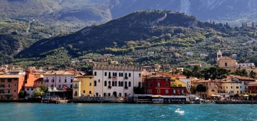 Cosa vedere a Malcesine in un giorno 🏰🌊 | Spiagge, musei, ristoranti e traghetto per Limone